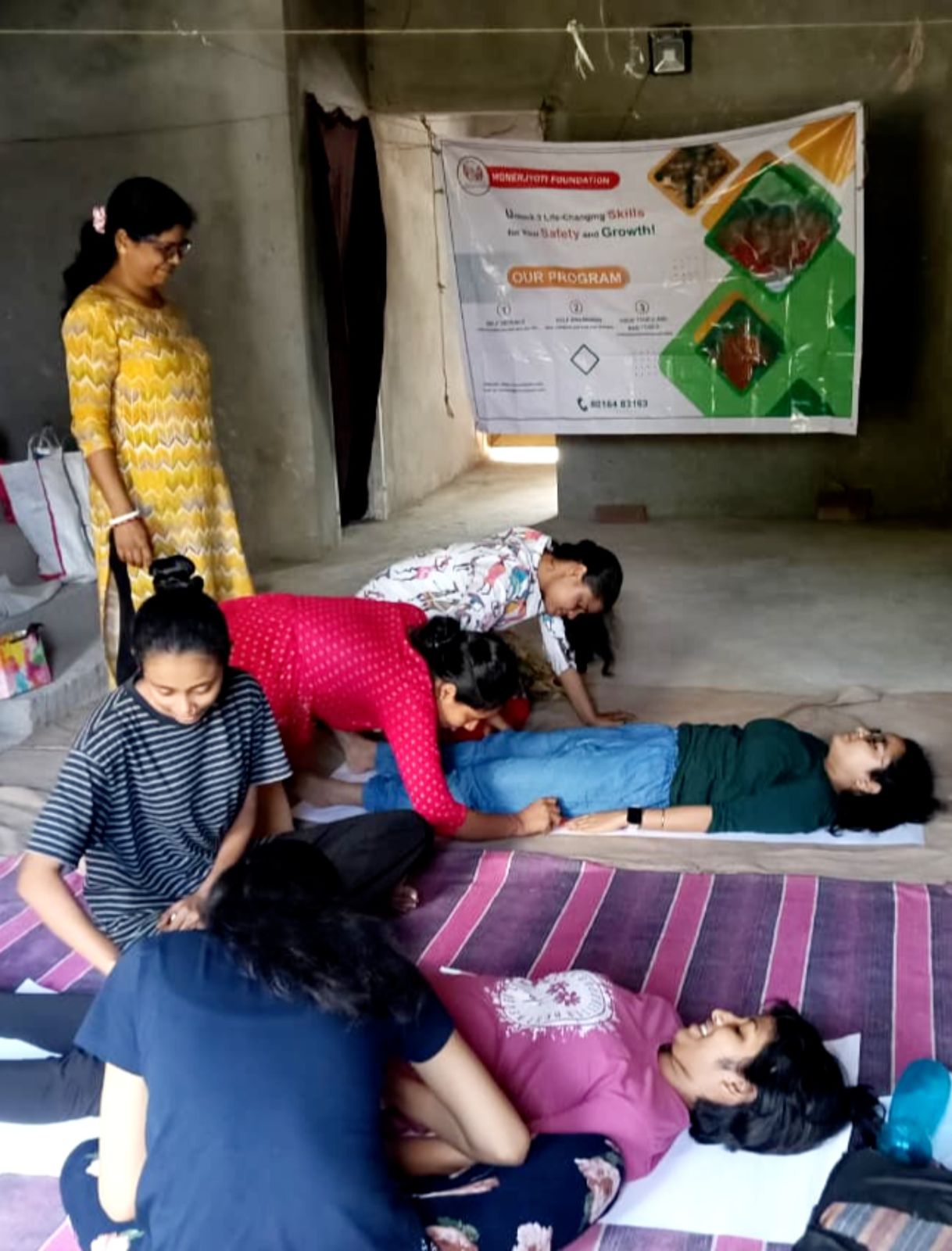 প্রশিক্ষক নির্দেশনা দিচ্ছেন